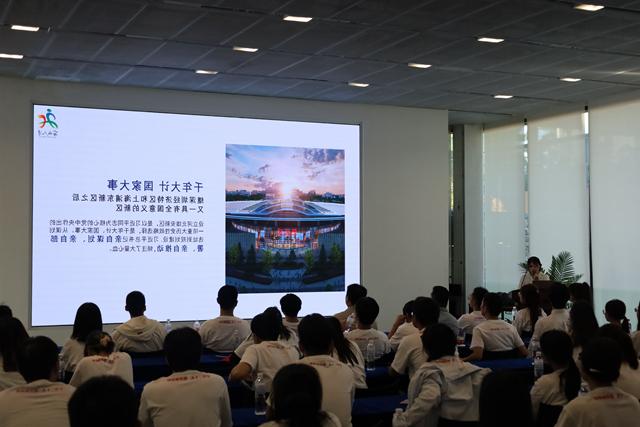 Beijing Institute of Technology teachers and students listen to the new district planning explanation.jpg